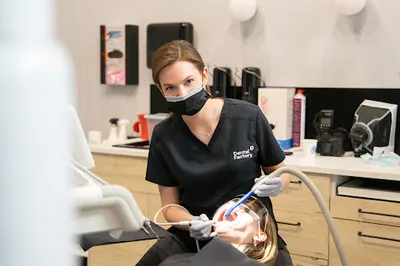 Dental Factory | Dentysta | Bonding Licówki | Implanty Protezy na implantach | Korony mosty | Wybielanie